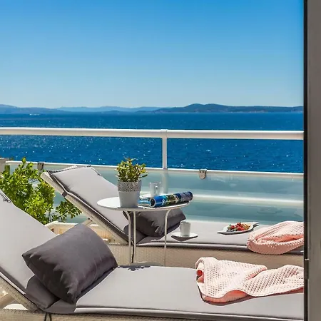Lola, Sea On A Palm! Heated Pool فيلة