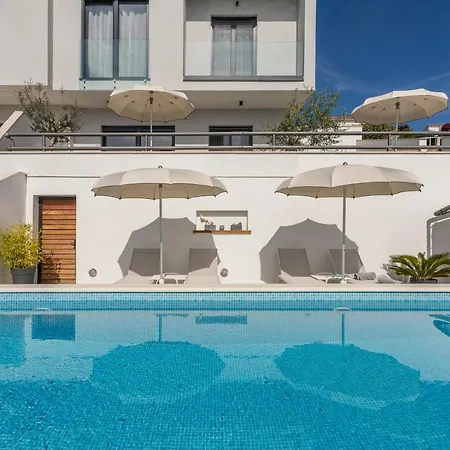 Lola, Sea On A Palm! Heated Pool * Trogir